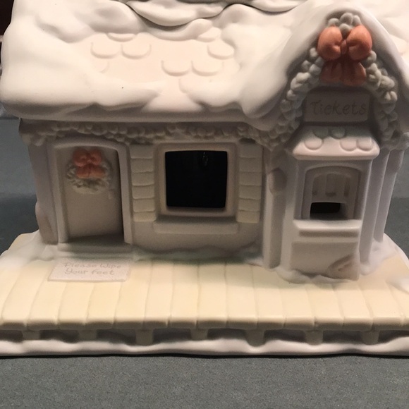 Precious Moments Sugar Town Lighted Train Station and 3 Figurine’s - Picture 4 of 10
